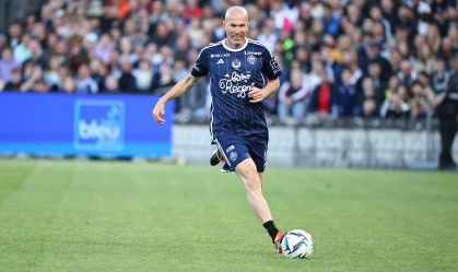 Aos 51 anos, Zidane esbanja habilidade em jogo de lendas; veja