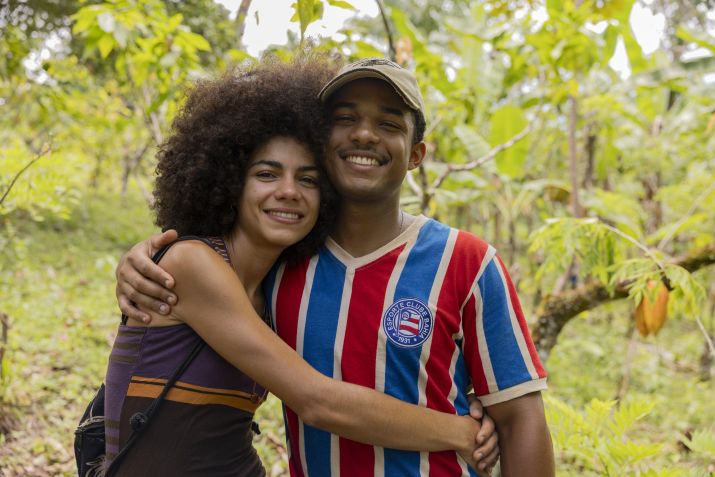 Zinha (Samantha Jones) e João Pedro (Juan Paiva) se tornaram verdadeiros irmãos / Globo/Fábio Rocha