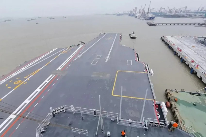 Um rebocador reboca o terceiro porta-aviões da China, o Fujian, para longe de uma doca em Xangai, no leste da China, em 1º de maio de 2024 / Li Tang/Xinhua