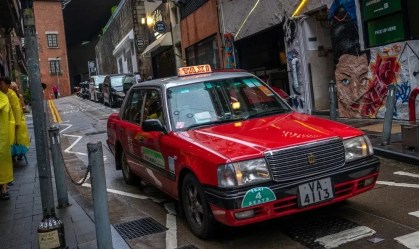 Um motorista espera a mudança de um semáforo, em Hong Kong, China, em 24 de maio de 2024