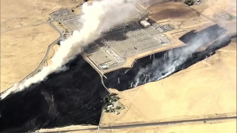 Vídeo aéreo mostra incêndio em subestação elétrica na Califórnia