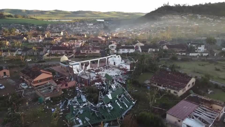Imagens de drone mostram casas em Durban danificadas por tornado