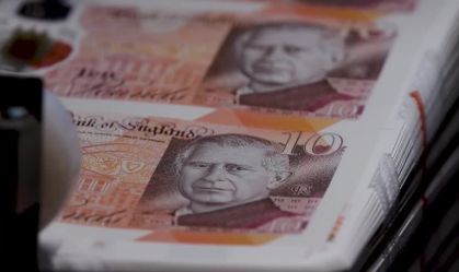 Notas com o rosto do Rei Charles III entram em circulação no Reino Unido