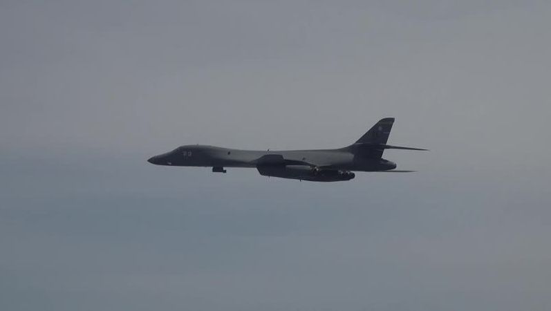Bombardeiro estratégico B-1 dos Estados Unidos participa de exercícios com jatos da Coreia do Sul