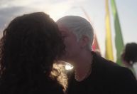 Casais batem recorde de maior número de renovação de votos em parada LGBT nos EUA