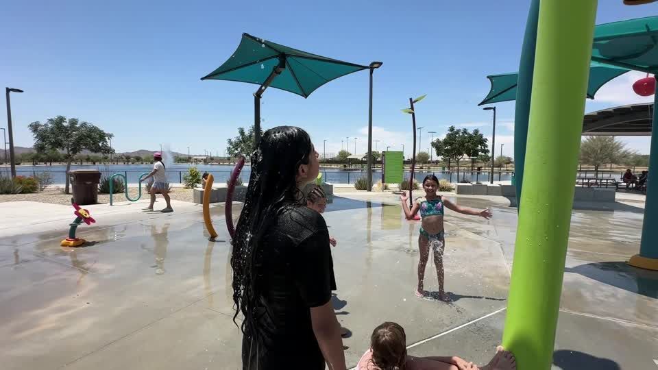 "Não dá para respirar": moradores do Arizona se refrescam no calor escaldante