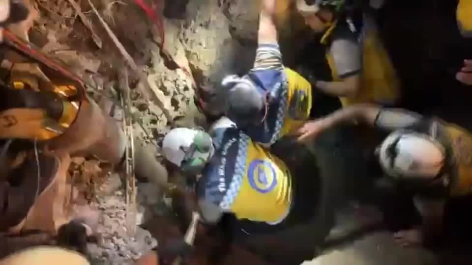 Vídeo: criança é resgatada após passar horas presa em poço na Síria