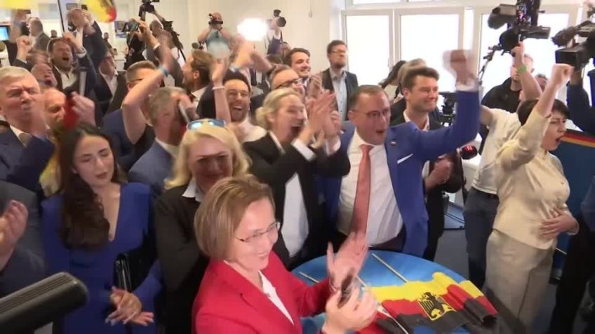 Integrantes do partido alemão de extrema-direita AfD celebram resultados de boca de urna / Reuters