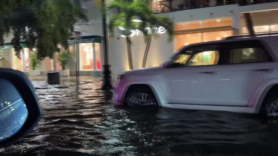Fortes chuvas inundam ruas da Flórida