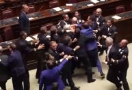 Vídeo: Briga generalizada interrompe sessão do parlamento italiano