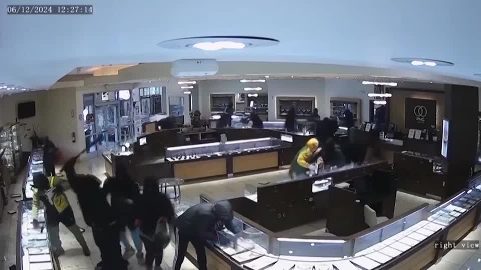Footage shows around 20 robbers breaking into US jewellery store