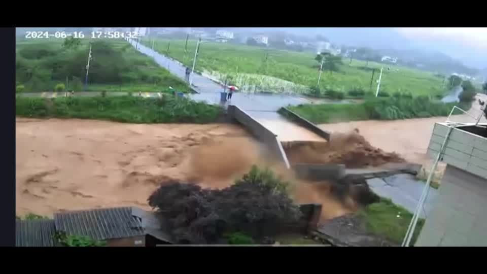Bridge in southeast China collapses amid heavy rain and severe flooding