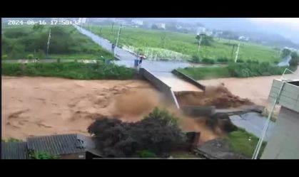 Vídeo: pedestre atravessa segundos antes de ponte desabar na China