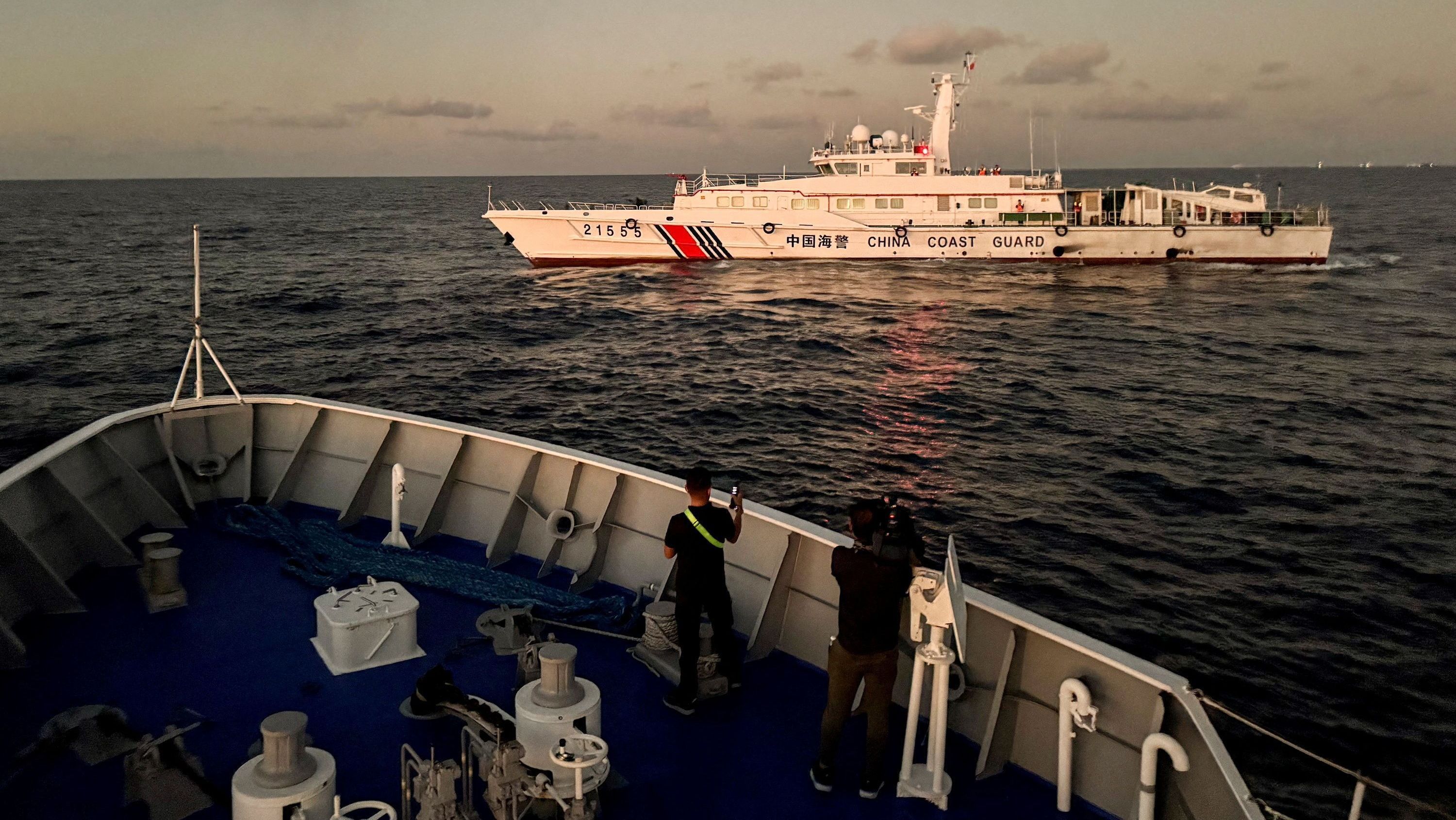 Navio da Guarda Costeira chinesa bloqueia embarcação filipina a caminho do Second Thomas Shoal, no Mar da China Meridional