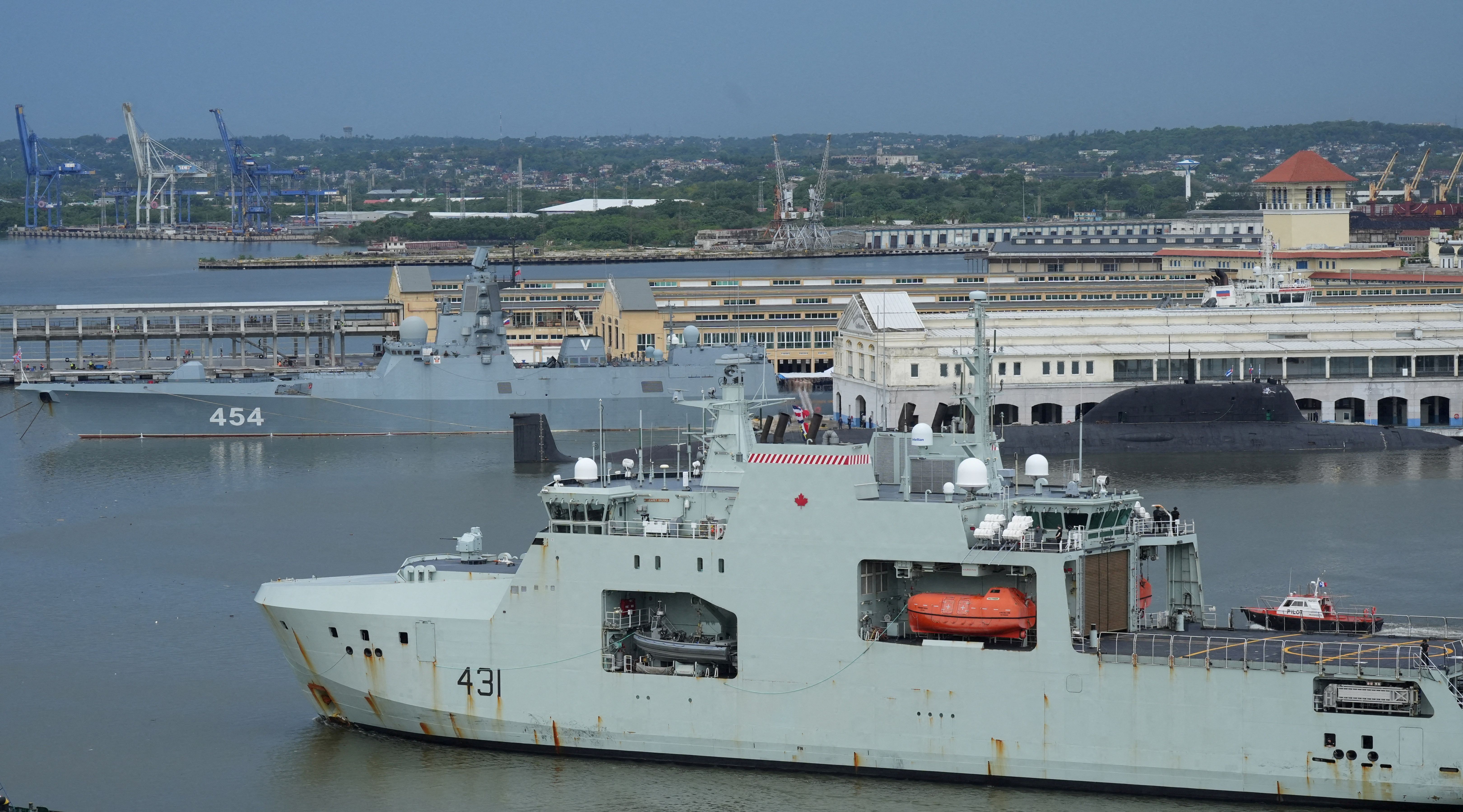 O barco-patrulha da Marinha canadense HMCS Margaret Brooke passa pelo submarino russo de mísseis de cruzeiro Kazan e pela fragata Almirante Gorshkov, ao entrar na baía de Havana, Cuba