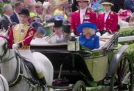 Rei Charles e a rainha Camilla abrem evento de corridas de cavalos