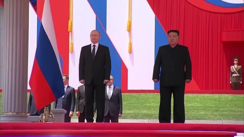 Vladimir Putin (e) e Kim Jong-un (d) lado a lado durante cerimônia na Coreia do Norte / Ruptly/Russian Pool via Reuters