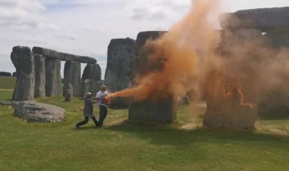 Ativistas climáticos jogam tinta laranja no Stonehenge, na Inglaterra