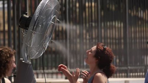 Turistas se preparam para altas temperaturas enquanto onda de calor atinge Roma