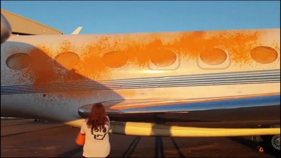 Ativistas jogam tinta em aviões particulares na Inglaterra