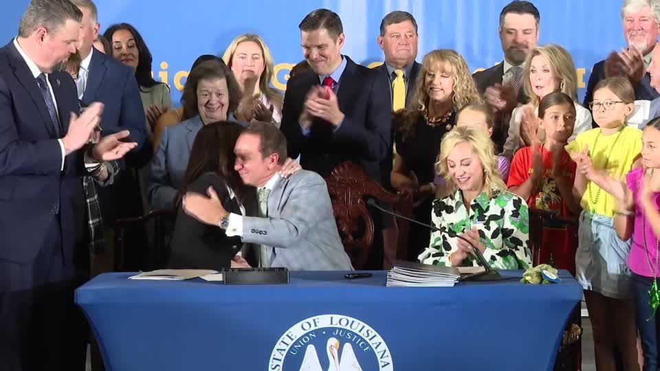 Governador da Louisiana assina lei que exige exibição dos Dez Mandamentos em todas as salas de aula