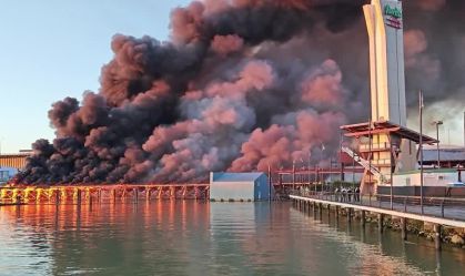 Vídeo: bombeiros combatem grande incêndio em ponte em Vancouver, no Canadá