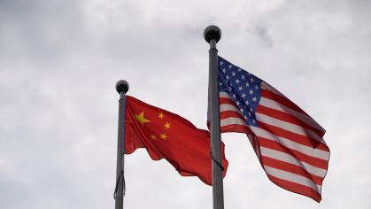 Bandeiras de China e EUA em Xangai