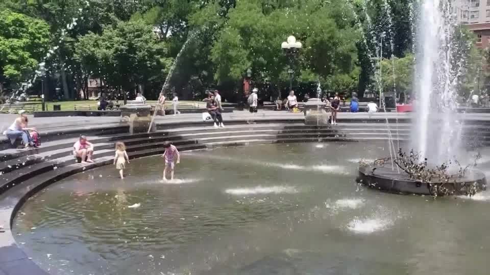Pessoas se refrescam em meio a onda de calor nos Estados Unidos