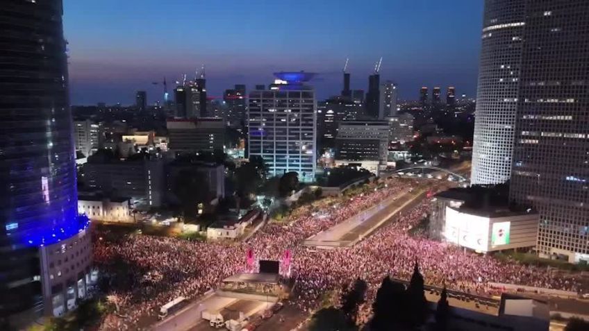 Milhares de pessoas protestam em Tel Aviv / REUTERS