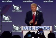 Em evento, Trump pede voto a cristãos e fala brevemente sobre aborto