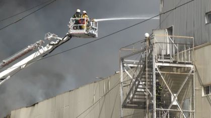 Bombeiros combatem incêndio em depósito após ataque russo em Odessa