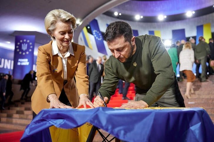 Presidente ucraniano, Volodymyr Zelenskiy, e presidente da Comissão Europeia, Ursula von der Leyen, assinam bandeira da Ucrânia antes de cúpula em Kiev