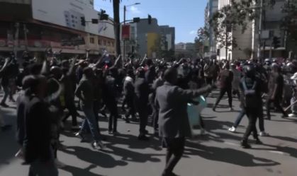 Parlamento do Quênia aprova aumento de impostos em meio a escalada de protestos