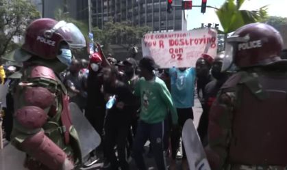 Polícia dispara contra manifestantes que tentavam invadir o parlamento do Quênia