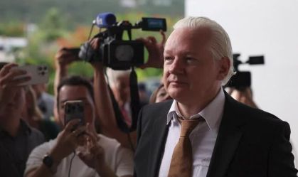 Julian Assange chega em ilha no Pacífico para audiência