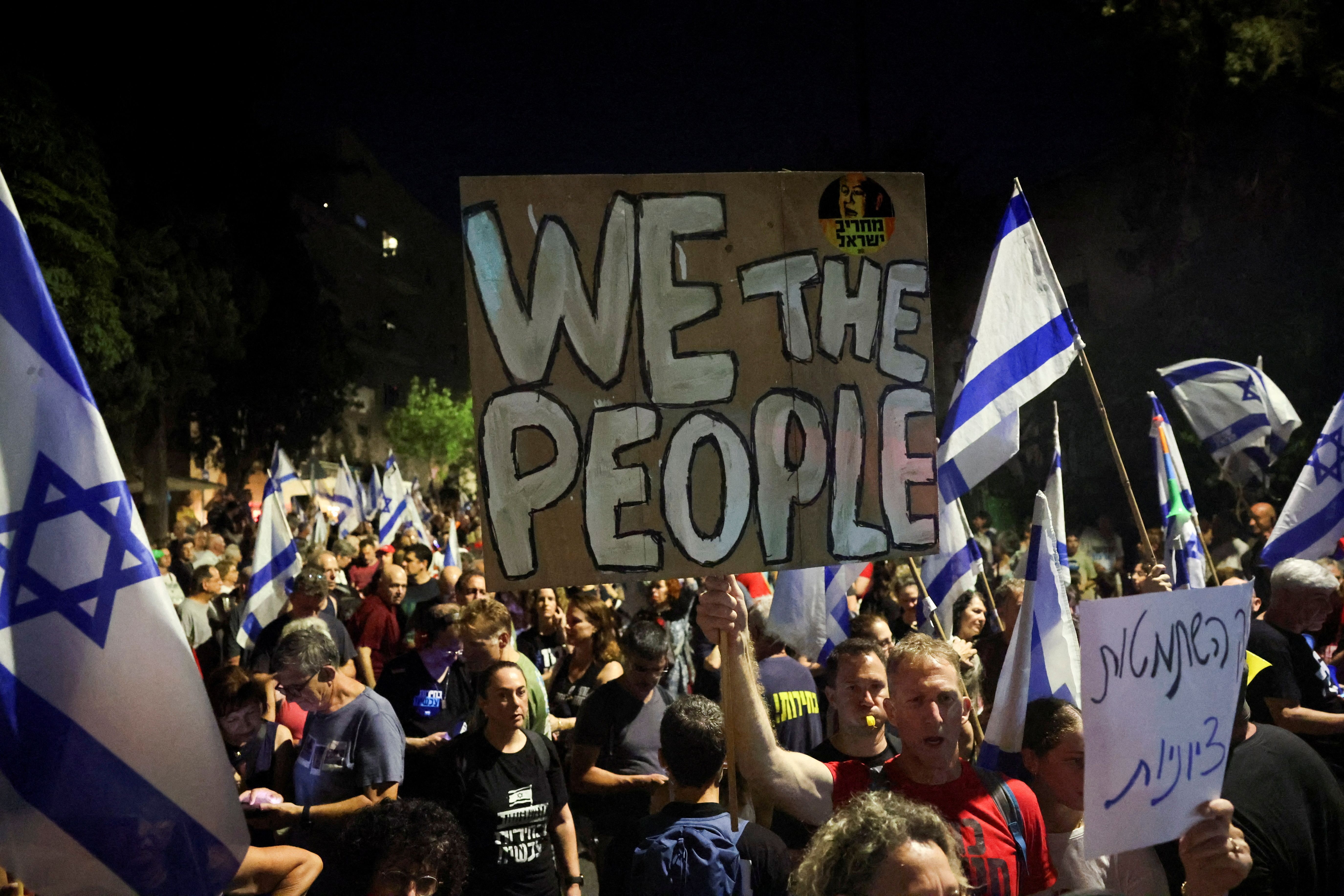 Manifestantes protestam do lado de fora da residência do primeiro-ministro israelense, Benjamin Netanyahu