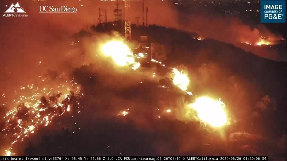 Fogo se alastrando em montanha em Fresno, na Califórnia