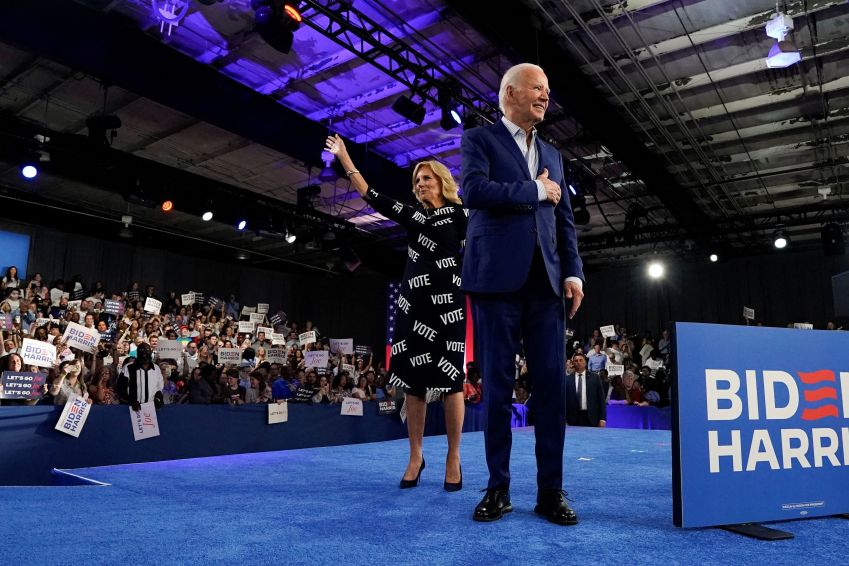O presidente dos EUA, Joe Biden, e a primeira-dama Jill Biden gesticulam ao deixar o palco durante comício de campanha em Raleigh, Carolina do Norte, EUA 28/06/2024 REUTERS/Elizabeth Frantz / REUTERS
