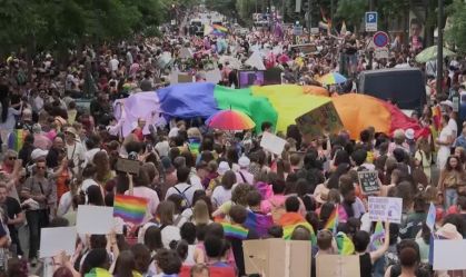 Milhares participam da marcha do Orgulho de Paris antes das eleições