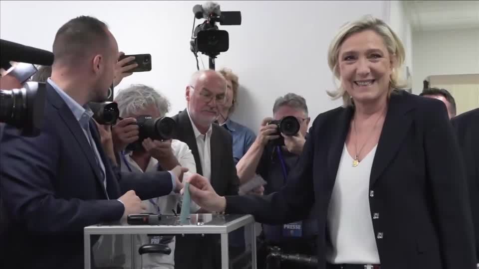 Le Pen votes in first round of French parliamentary election
