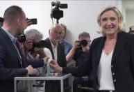 Marine Le Pen, líder de extrema direita, vota em eleição ao Parlamento Francês