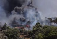 Incêndios florestais na Grécia se aproximam de Atenas