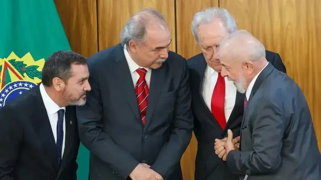 Presidente Luiz Inácio Lula da Silva (PT) conversa com integrantes do governo em meio à cerimônia da assinatura de contrato que destina recursos do Fundo Amazônia para o Plano Amazônia: Segurança e Soberania (AMAS), no Palácio do Planalto, Brasília, 17 de junho de 2024