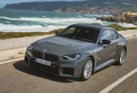 BMW M2 2025 mantém câmbio manual e chega aos 480 cavalos