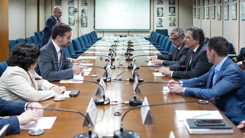 Governador do Rio Grande do Sul, Eduardo Leite (PSDB; esq, ao centro), reunido com o ministro da Fazenda, Fernando Haddad (dir; ao centro), em Brasília, 25 de junho de 2024