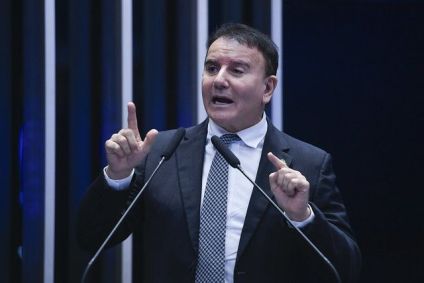 Eduardo Siqueira Campos é branco e tem cabelo preto. Veste terno preto, camiseta branca e gravata cinza.