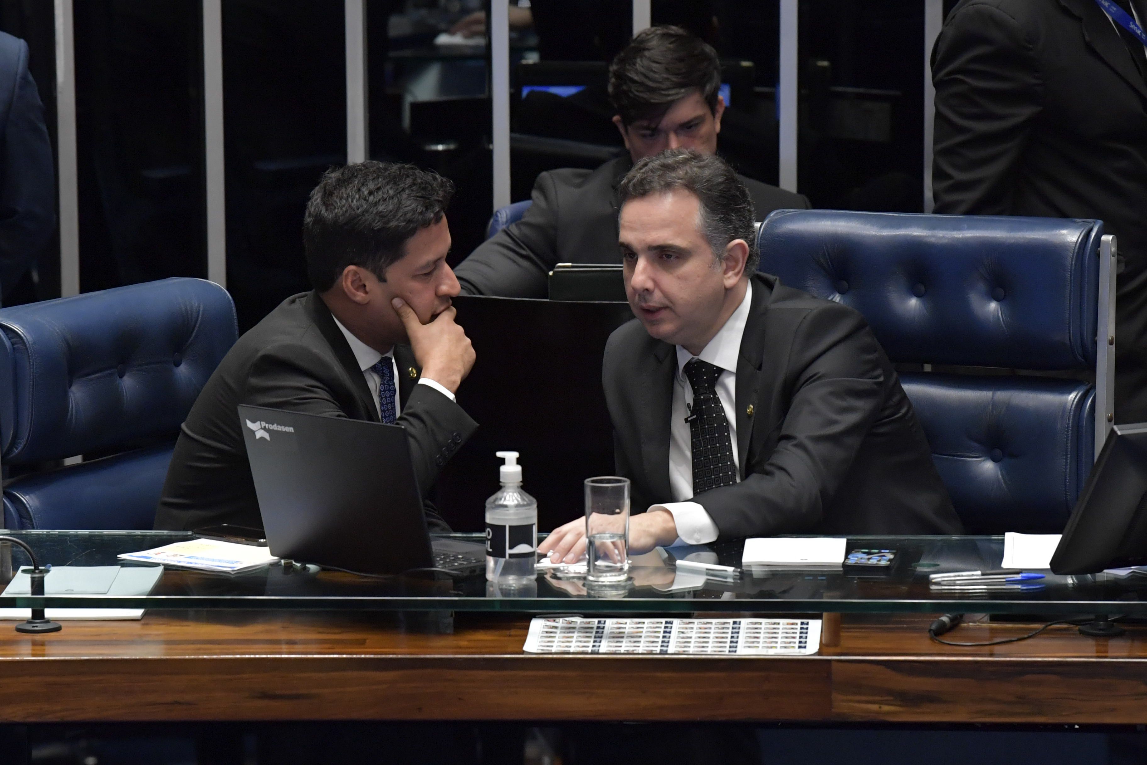 Plenário do Senado Federal durante sessão deliberativa ordinária. Na ordem do dia, PL 3.383/2021 (Substitutivo-CD), que institui a Política Nacional de Atenção Psicossocial nas Comunidades Escolares; e PL 1.435/2022, que altera a Lei Orgânica da Saúde, para estabelecer a revisão periódica dos valores de remuneração dos serviços prestados ao Sistema Único de Saúde (SUS), com garantia da qualidade e do equilíbrio econômico-financeiro. Mesa: 2º vice-presidente do Senado Federal, senador Rodrigo Cunha (Podemos-AL); presidente do Senado Federal, senador Rodrigo Pacheco (PSD-MG). Foto: Jonas Pereira/Agência Senado