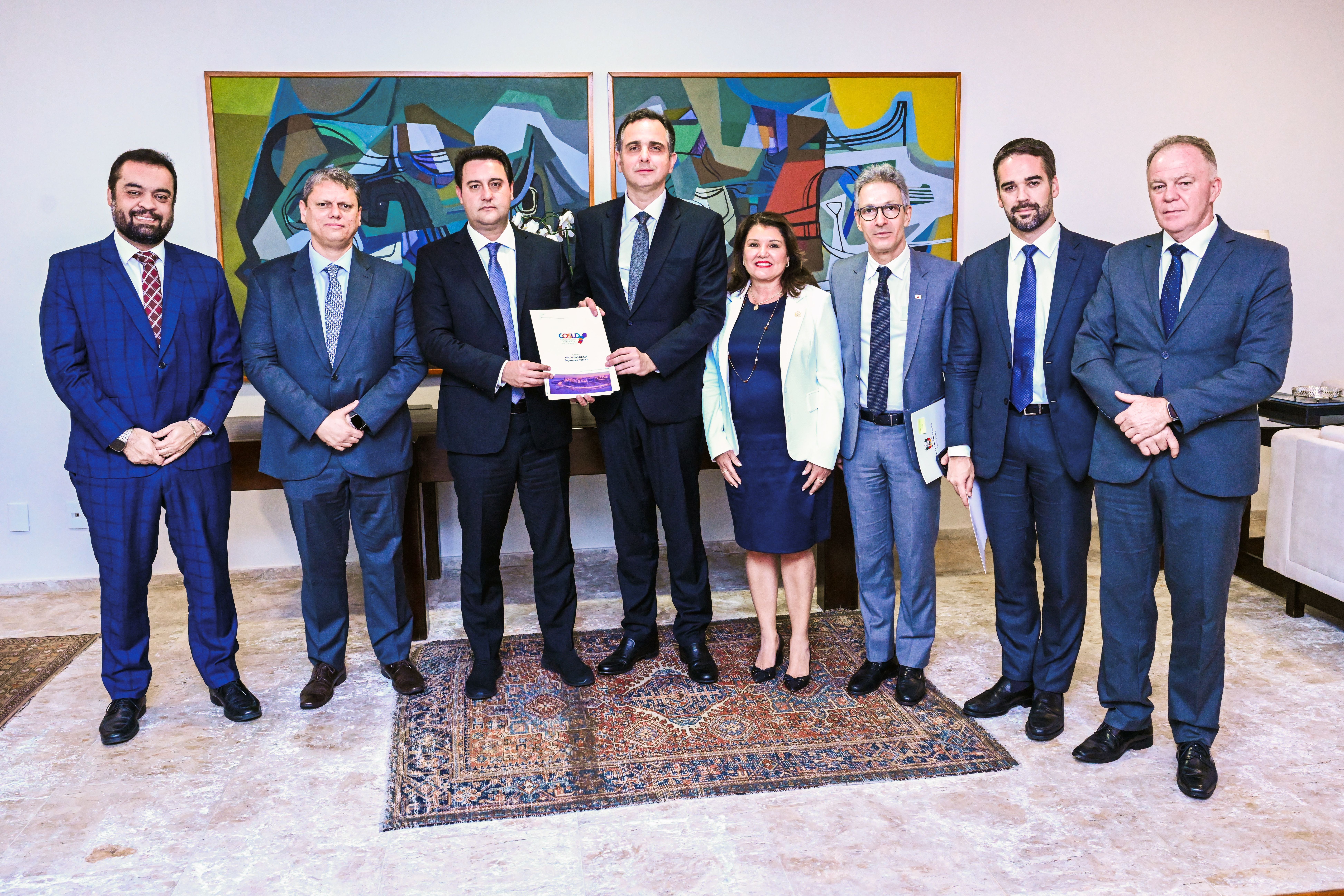 Presidente do Senado Federal, senador Rodrigo Pacheco (PSD-MG) recebe, nesta terça-feira (26), governadores das regiões Sul e Sudeste para reunião sobre a renegociação de dívidas de estados com a União. A reunião foi um pedido do governador do Paraná, presidente do Consórcio de Integração dos Estados do Sul e Sudeste do Brasil (Cosud). Participam: governador do Rio de Janeiro, Cláudio Castro; governador de São Paulo, Tarcísio de Freitas; governador do Paraná, Ratinho Júnior; presidente do Senado Federal, senador Rodrigo Pacheco (PSD-MG); vice-governadora de Santa Catarina, Marilisa Boehm; governador de Minas Gerais, Romeu Zema; governador do Rio Grande do Sul, Eduardo Leite; governador do Espírito Santo, Renato Casagrande. Foto: Pedro Gontijo/Senado Federal
