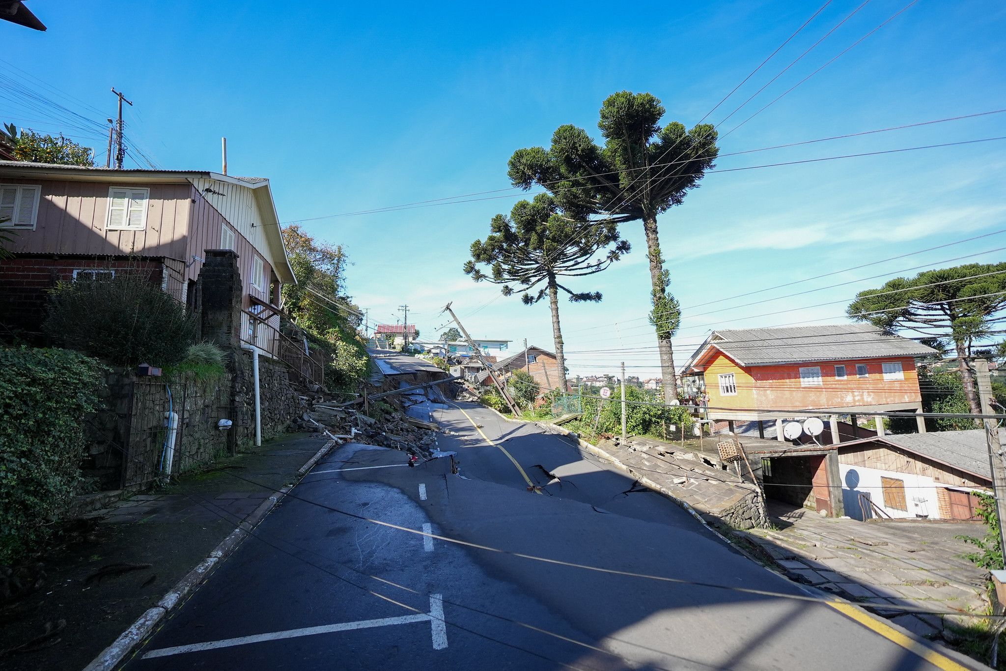 Rua destruída pela chuva em Gramado (RS)