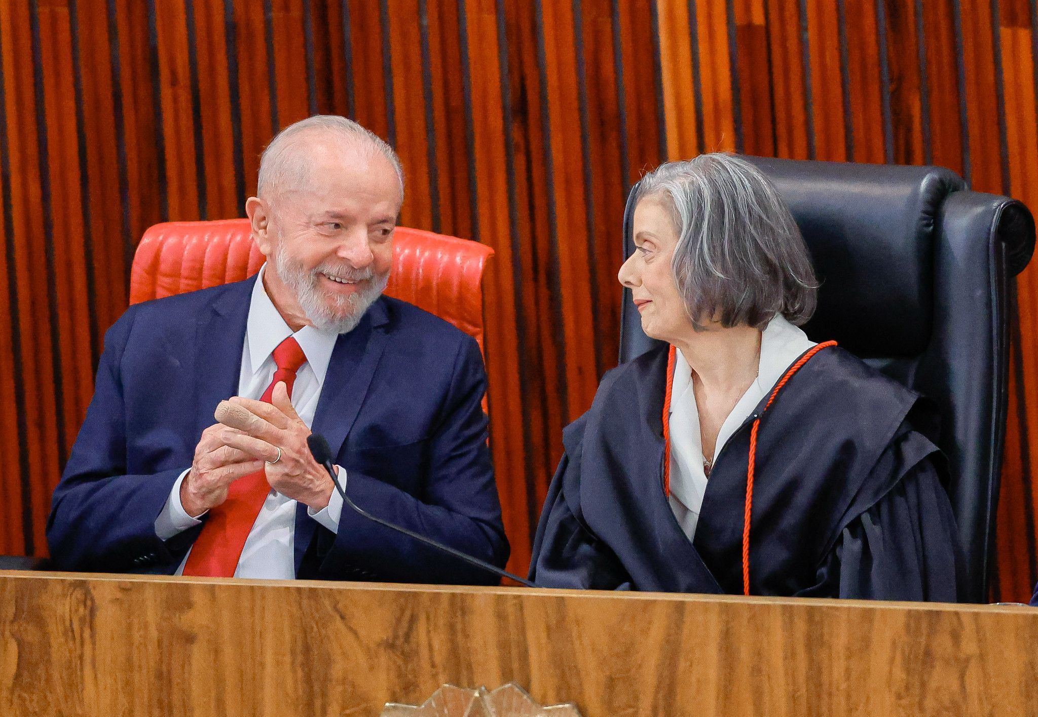 Lula e Cármen Lúcia na posse da ministra na presidência do TSE em 3 de junho de 2024